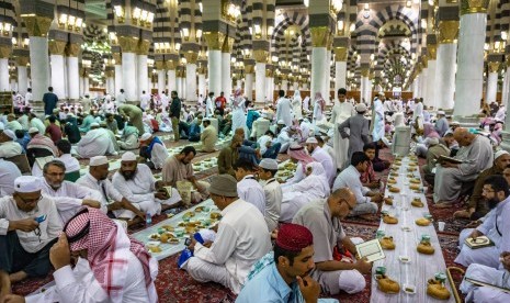 Umat Islam menanti waktu berbuka puasa dengan takjil yang dibagikan warga Madinah di Masjid Nabawi, Madinah, Arab Saudi. 230 Ribu Makanan Iftar Dibagikan kepada Jamaah Masjid Nabawi