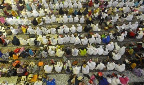 Umat Islam mendengarkan ceramah agama di masjid (ilustrasi).