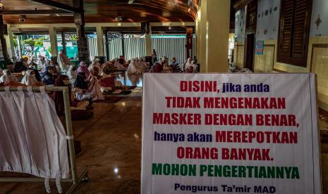 Kemenag Terbitkan Panduan Sholat Idul Fitri 1442 H. Foto:   Umat Islam mendengarkan khotbah usai mengikuti shalat Idul Fitri 1441 Hijriah di Masjid Agung Demak (MAD), Jawa Tengah, Ahad (24/5/2020). Pengurus MAD memberlakukan sejumlah protokol kesehatan dalam pelaksanaan shalat Id di antaranya yaitu dengan pemeriksaan suhu tubuh, mewajibkan pemakaian masker, pembatasan jumlah jemaah di dalam masjid, merenggangkan jarak saf shalat, serta pengelompokan saf per keluarga di halaman maupun luar kompleks MAD guna mencegah penyebaran COVID-19. 