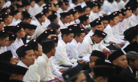 Umat Islam mengikuti doa awal tahun baru 1445 H.