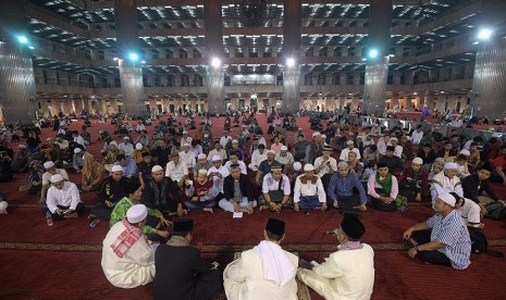 Umat Islam mengikuti Istiqlal Bertakbir di Masjid Istiqlal, Jakarta Pusat, Sabtu (24/6). 