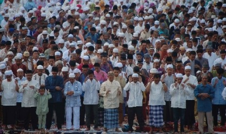 Umat Islam mengikuti Shalat Idul Fitri di Jalan Matraman, Jakarta Timur, Senin (28/7).