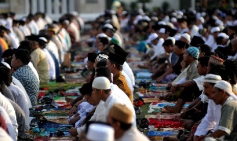 Umat Islam mengikuti shalat ied di alun-alun Kabupaten Indramayu, Jawa Barat.