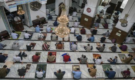 Umat Islam mengikuti shalat Jumat dengan menerapkan jaga jarak di Masjid Cut Meutia, Jakarta, Jumat (11/9/2020). Pemprov DKI Jakarta akan kembali menerapkan Pembatasan Sosial Berskala Besar (PSBB) total mulai Senin 14 September 2020, nantinya kegiatan keagamaan di rumah ibadah akan dihentikan sementara guna menekan angka penyebaran COVID-19 yang belakangan terus meningkat.