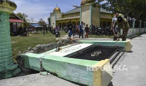 Umat islam meninggalkan Masjid An-Nur seusai melaksanakan Shalat Jumat di Biromaru, Sigi, Sulawesi Tengah, Jumat (5/10).