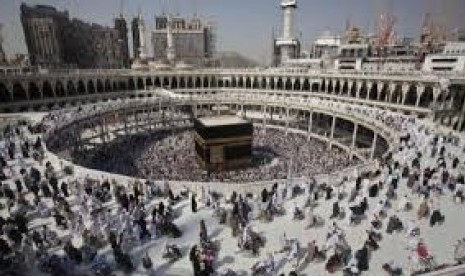 Umat Islam menjalankan ibadah di Makkah.