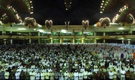 Umat Islam menjalankan shalat tarawih pertama Ramadhan 1435 Hijariah di Masjid Jakarta Islamic Center, Jakarta.