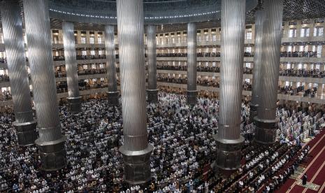 Umat Islam menunaikan shalat Idul Fitri 1443 H di Masjid Istiqlal, Jakarta Pusat, Senin (2/5/2022).