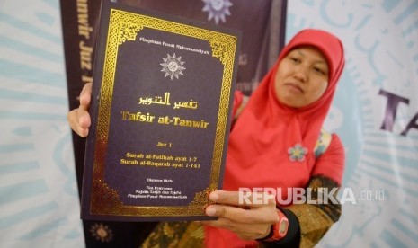 Umat islam menunjukkan tafsir Alquran at-Tanwir saat peluncuran tafsir Alquran at-Tanwir di Kantor Muhammadiyah, Jakarta, Selasa (13/12).