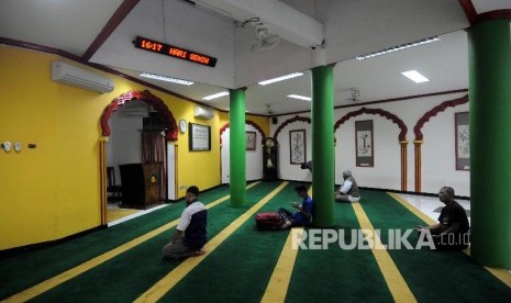 Umat Islam saat beribadah di Masjid Lautze, Sawah Besar, Jakarta (ilustrasi)