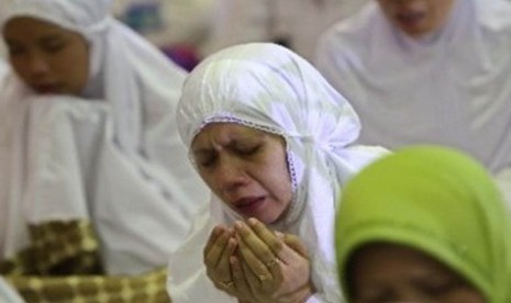 Umat Islam sambut malam malam tahun baru dengan mengikuti Dzikir Nasional di Masjid At Tin, Kompleks TMII, Jakarta, Sabtu (31/12) malam.  