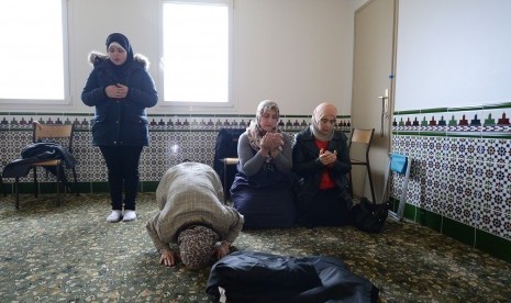 Umat Islam sedang beribadah di sebuah masjid di Bordeaux, Prancis.