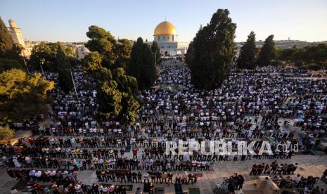 Umat Islam shalat Idul Adha di sebelah Kubah Masjid Batu di kompleks Masjid Al Aqsa di kota tua Yerusalem, Jumat (31/7/2020). 