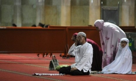 Umat Islam tengah beribadah di Masjid Istiqlal.