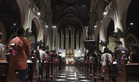 Umat Katolik melaksanakan misa malam Natal di Gereja Katedral, Jakarta, Senin (24/12). 