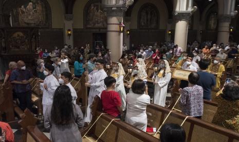 Umat Katolik melaksanakan Misa Malam Natal di Gereja Katedral, Jakarta, Jumat (24/12/2021). Pengurus gereja boleh menambah kapasitas ruangan ibadah saat perayaan Natal 2022. Ilustrasi.