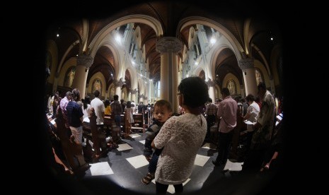 Umat Katolik mengikuti misa malam Natal di Gereja Katedral, Jakarta, Sabtu (24/12). 