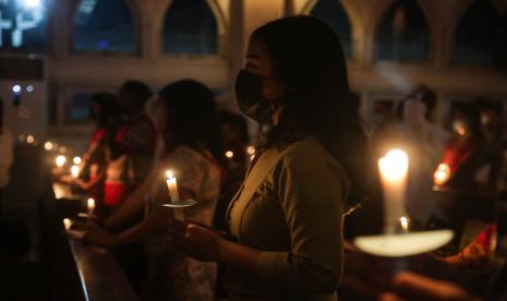 Umat katolik mengikuti Misa Malam Natal di Gereja Katedral, Palangkaraya, Kalimantan Tengah. Ketua Pengurus Besar Nahdlatul Ulama (PBNU) Bidang Keagamaan KH Ahmad Fahrur Rozi yang biasa disapa Gus Fahrur Rozi menilai, kondisi keamanan menjelang natal dan tahun baru (Nataru) aman dari tindak radikalisme.