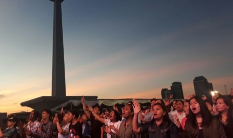 Umat Kristiani dari jemaat GBI Glow Fellowship Center, Thamrin, Jakarta Pusat merayakan Paskah di Monumen Nasional (Monas), Jakarta Pusat, Ahad (1/4). 