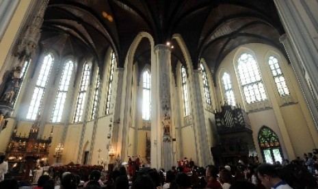 Umat Kristiani melaksanakan ibadah misa Natal di Gereja Katedral, Jakarta Pusat, Kamis (25/12).