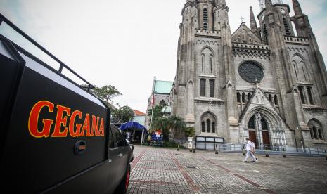 Umat melintas di dalam Gereja Katedral, Jakarta, Kamis (1/4/2021). Sebanyak 150 personel gabungan TNI, Polri, dan Satpol PP melakukan pengamanan jelang rangkaian perayaan hari Paskah. 