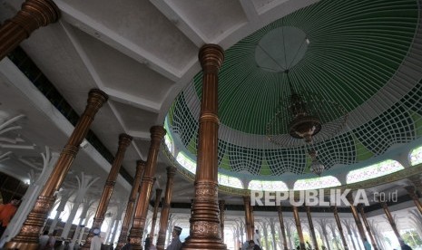 Masjid Agung Al-Falah atau Masjid Seribu Tiang, Jambi. 