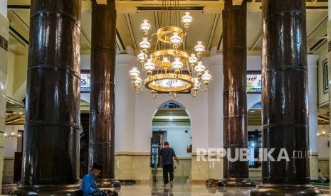 Umat muslim beraktivitas di dalam Masjid Agung Demak, Bintoro, Demak, Jawa Tengah, Ahad (20/5).