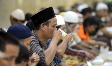 Umat muslim berbuka puasa bersama. 