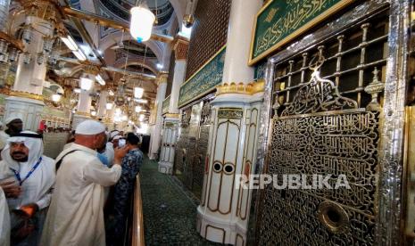 Umat muslim berdoa saat berziarah ke makam Nabi Muhammad SAW dan dua sahabatnya Abu Bakar dan Umar bin Khattab di Masjid Nabawi, Madinah, Arab Saudi.