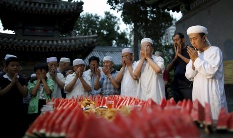 Umat Muslim berdoa sebelum membatalkan puasanya Ramadhan ini di Masjid Niujie, Beijing, Cina.