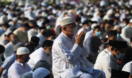 Umat muslim berdoa usai melaksanakan Shalat Idul Fitri di Masjid Al Azhar, Jakarta.