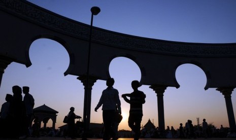   Umat Muslim berduyun-duyun datang ke Masjid Agung Jawa Tengah (MAJT) di Semarang, Ahad (19/8), untuk melaksanakan shalat Ied. (Aditya Pradana Putra/Republika)