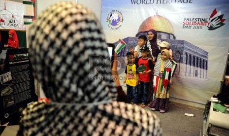 Umat muslim berfoto berlatar masjid Al Aqsa saat mengikuti hari perayaan Palestine Solidarity Day (PSD) di Istora Senayan, Jakarta, Ahad (29/11). PSD merupakan peringatan sekaligus penolakan masyarakat atas tragedi pembagian Palestina berdasarkan PBB no 18