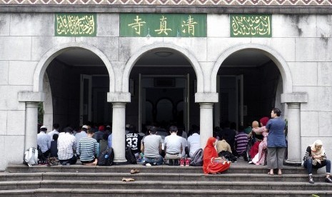 Sholat Jumat di Masjid Besar Taipei Ditiadakan. Umat Muslim beribadah di Masjid Raya Taipei, Taiwan.(EPA)