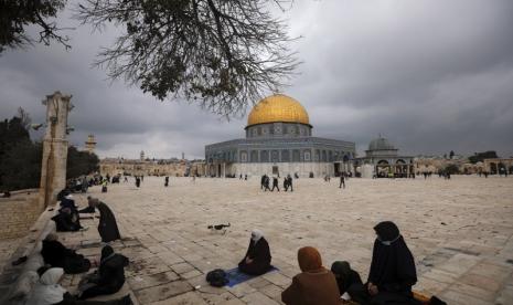 Polisi Israel Batasi Jamaah Masjid Al-Aqsa. Umat Muslim berkumpul untuk shoalat Jumat, di samping Masjid Kubah Batu di kompleks Masjid Al Aqsa di kota tua Yerusalem.