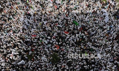  Umat muslim bersiap melakukan aksi demonstrasi didepan masjid istiqlal, Jakarta, Jumat (4/11).