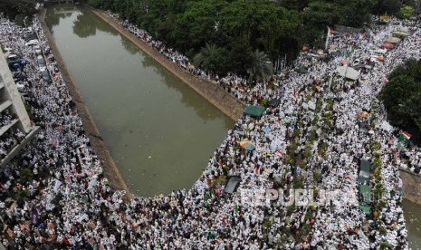  Umat muslim bersiap melakukan aksi demonstrasi didepan masjid istiqlal, Jakarta, Jumat (4/11).