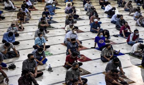 Ciamis mengizinkan sholat Idul Adha berjamaah dengan protokol kesehatan. Ilustrasi sholat dengan protokol kesehatan.