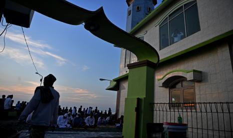 Muhammadiyah Surabaya Siapkan 100 Lokasi Sholat Id. Umat muslim bersiap-siap menunaikan Shalat Idul Fitri 1441 H di Masjid Al-Mabrur, Kenjeran, Surabaya, Jawa Timur, Ahad (24/5/2020). Sejumlah masjid di beberapa kampung di Surabaya tetap melaksanakan Shalat Idul Fitri meski pemerintah menghimbau untuk melaksanakannya di rumah di tengah pandemi COVID-19.