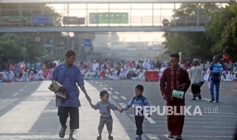 Umat Muslim bersiap untuk melaksanakan sholat Idul Adha 1437 H di Jalan Matraman Raya, Jakarta. Catat, Ini Lokasi Sholat Idul Adha Muhammadiyah di DKI Jakarta Sabtu 9 Juli 2022