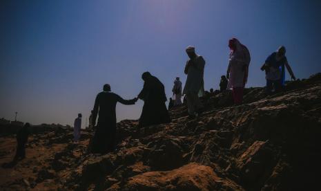 Umat muslim berziarah di bukit Ar Ruhmah sekitar Jabal Uhud, Madinah, Arab Saudi, Ahad (23/10/2022). Jabal Uhud merupakan saksi bisu perang antara pasukan Islam yang dipimpin oleh Rasululloh SAW melawan kaum kafir Quraisy. Dalam perang tersebut 70 orang sahabat gugur sebagai syuhada termasuk paman Rasulullah, Hamzah bin Abdul Muthalib. 