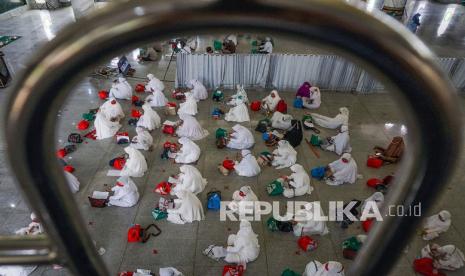 Umat muslim berzikir bersama di Masjid Raya, Kota Jayapura, Provinsi Papua, Sabtu (6/2/2021). Kemenag Jayapura Ajak Umat Jaga Toleransi