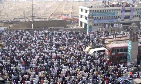 Umat Muslim dari berbagai negara termasuk India, Pakistan, Arab Saudi, dan Inggris hadir dalam acara pertemuan tahunan umat Muslim Bishwa Ijtema di Dhaka, Bangladesh.