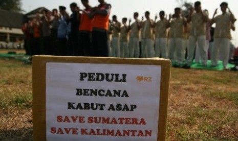 Umat muslim dari sejumlah instansi dan pelajar melakukan salat Istisqa (salat minta hujan) di Kota Kediri, Jawa Timur, Rabu (28/10).