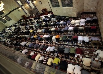 Umat Muslim di Amerika melaksanakan shalat Tarawih di Masjid King Fahd di Culver City, Los Angeles.