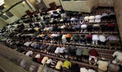 Umat Muslim di Amerika melaksanakan shalat Tarawih di Masjid King Fahd di Culver City, Los Angeles.