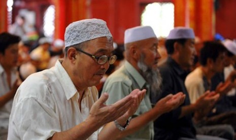 Umat Muslim di Cina saat berdoa bersama usai shalat berjamaah.