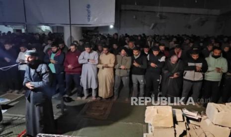 Umat Muslim di Gaza melaksanakan sholat tarawih di masjid darurat. 