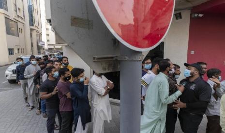 Umat Muslim di Kota Sharjah, Uni Emirat Arab berkumpul setiap hari untuk mengikuti buka puasa bersama. Mereka sabar mengantre hingga sepanjang satu kilometer di luar tenda yang didirikan di Al Ghuwair sejak pukul 16.30 waktu setempat. Warga Sharjah Antre Satu Kilometer untuk Buka Puasa Bersama