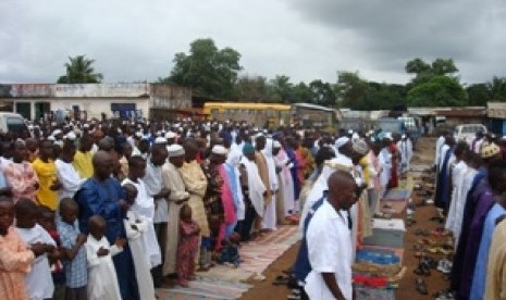 Muslim Liberia Diminta Bangun Universitas Islam Sendiri. Umat Muslim di Liberia sedang sembahyang berjamaah di lapangan 